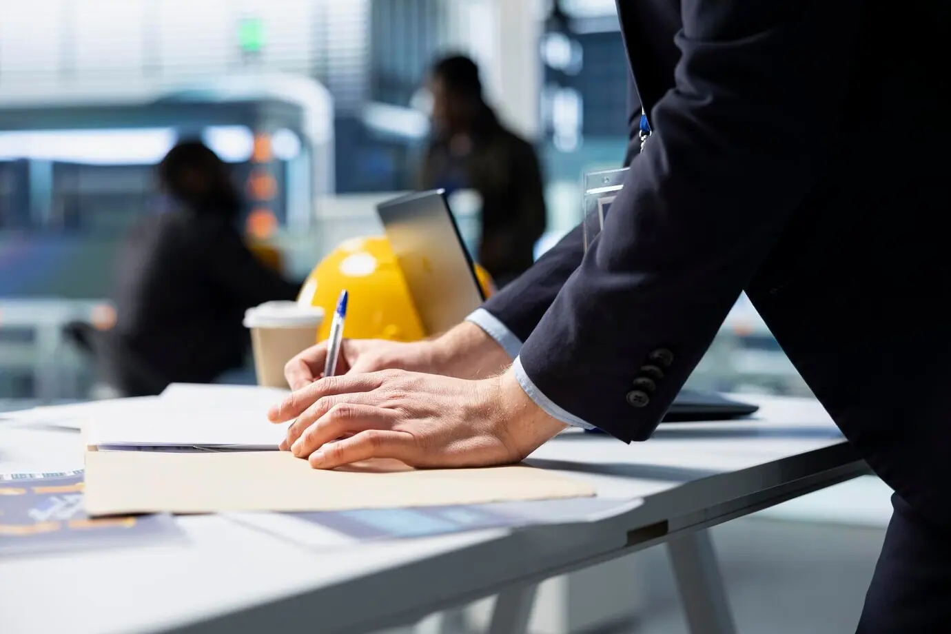 Ein Bauunternehmer überwacht umweltfreundliche Technik in einer hochtechnologischen Einrichtung.