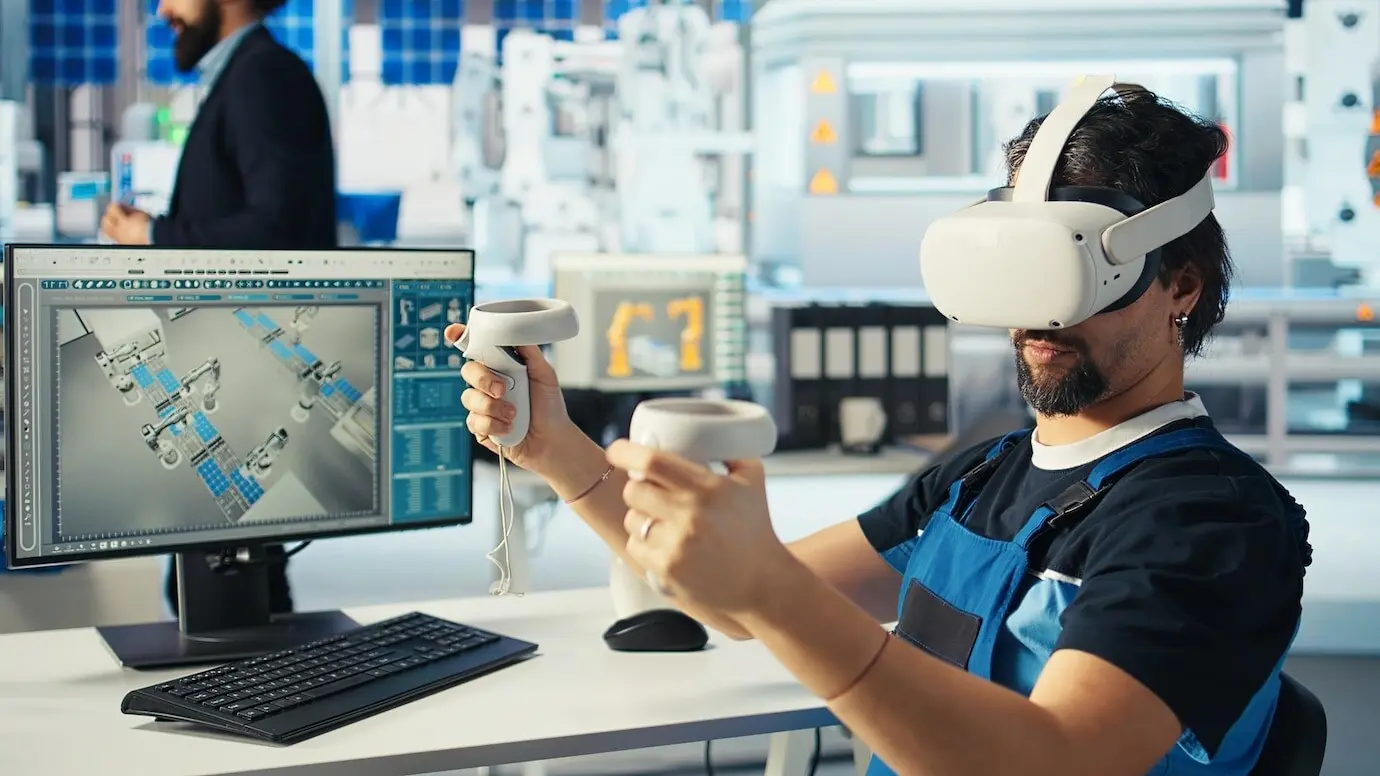 Fachkraft in einer Solarmodulfabrik nutzt ein VR-Headset, um neue Technologien zu entwickeln.